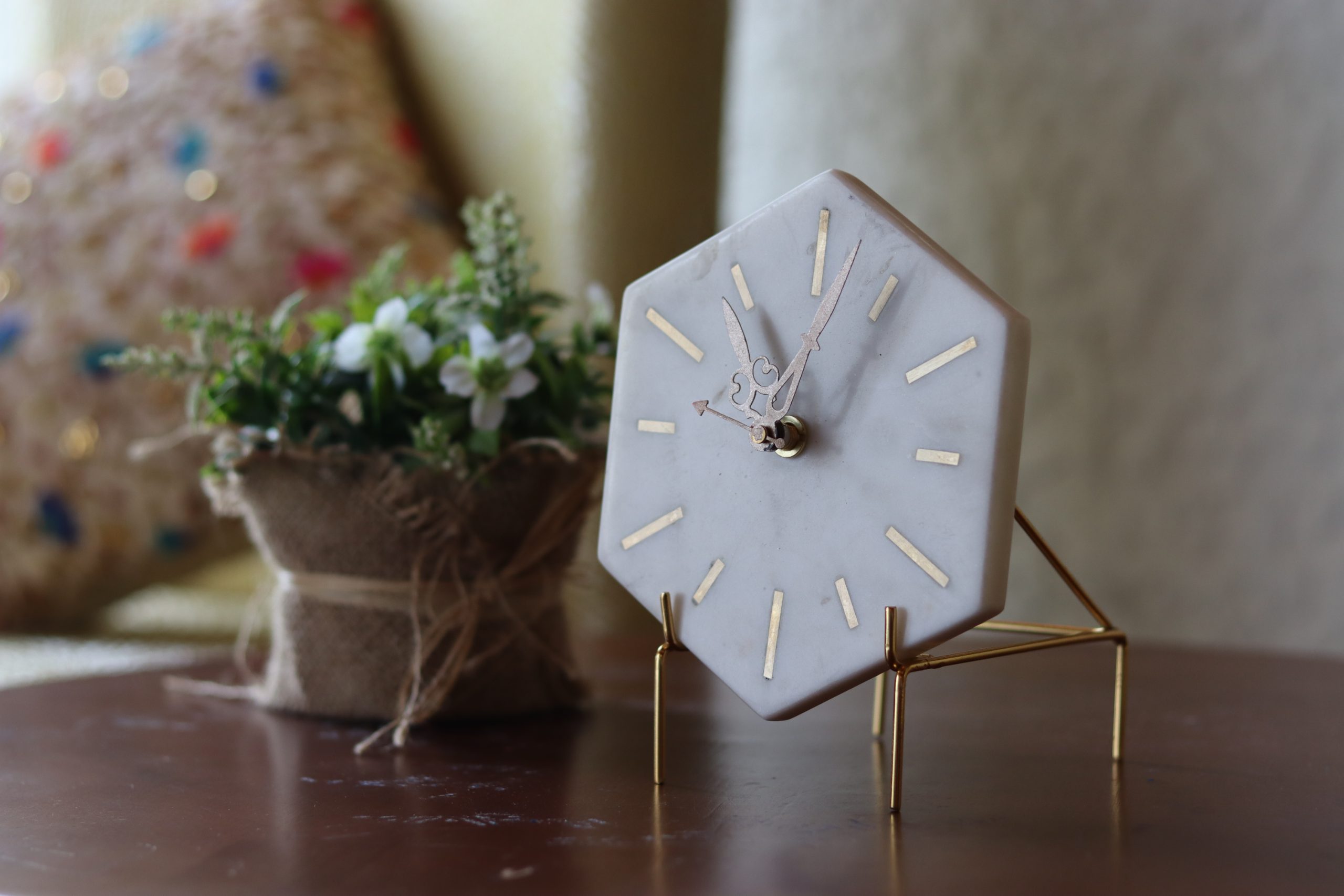 Sunehra Lamhe-Hexagon Black Marble Table Clock